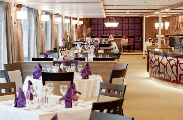 AMADEUS Silver II Panorama Restaurant 2 ©Lueftner Cruises Amadeus.jpg